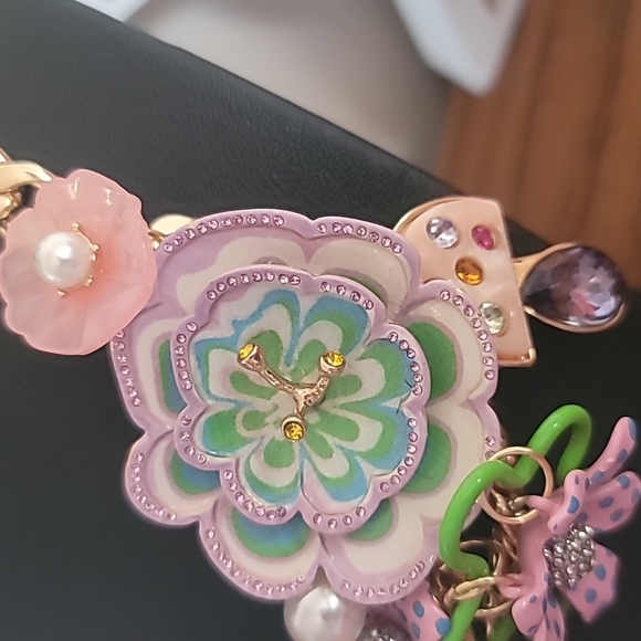 Betsey Johnson flower necklace - Picture 3 of 8